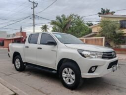 
TOYOTA HILUX SR 4X2 PICK UP 2020 STD full									