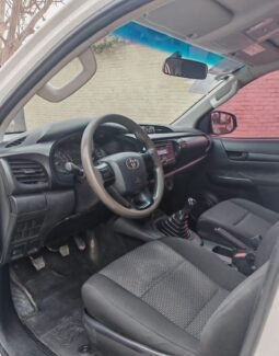 
TOYOTA HILUX SR 4X2 PICK UP 2020 STD full									