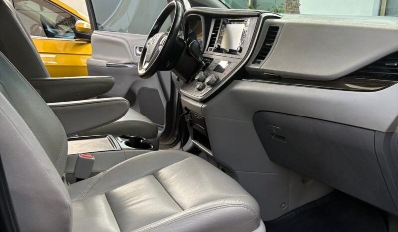 
TOYOTA SIENNA XLE SUV 2020 AUT full									