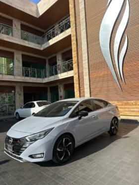 NISSAN VERSA SR SEDAN 2024 AUT